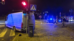 Olsztyn. Kolizja przy szpitalu miejskim. Zawinił 22-latek w "dostawczaku" [ZDJĘCIA]