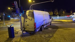 Olsztyn. Kolizja przy szpitalu miejskim. Zawinił 22-latek w "dostawczaku" [ZDJĘCIA]