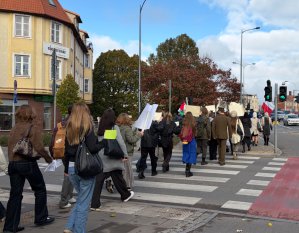 70 lat temu Olsztyn stanął po stronie Węgrów. Uczniowie odtworzyli manifestację [ZDJĘCIA]