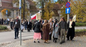 70 lat temu Olsztyn stanął po stronie Węgrów. Uczniowie odtworzyli manifestację [ZDJĘCIA]