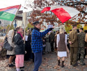 70 lat temu Olsztyn stanął po stronie Węgrów. Uczniowie odtworzyli manifestację [ZDJĘCIA]