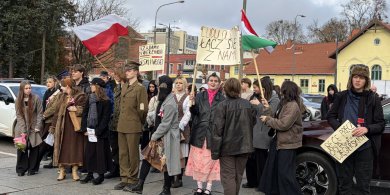 Artykuł: 70 lat temu Olsztyn stanął po stronie Węgrów. Uczniowie "chemika" odtworzyli manifestację [ZDJĘCIA, WIDEO]