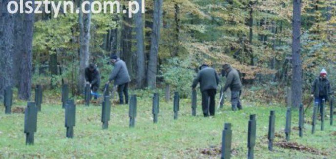 Porządkują groby poległych