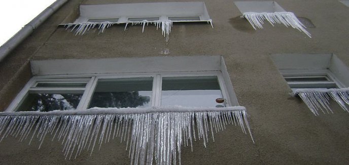 Czas na odśnieżanie dachów