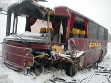 Wpadł w poślizg i zderzył się z autobusem