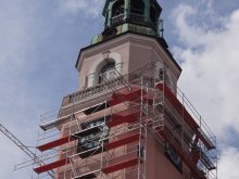 Wieża ratuszowa ''wystrojona'' w rusztowanie