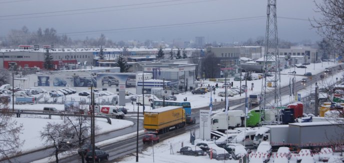 Opady śniegu paraliżują miasto