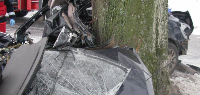 Tragiczny wypadek w Gwiździnach - samochód dosłownie zawinął się wokół drzewa