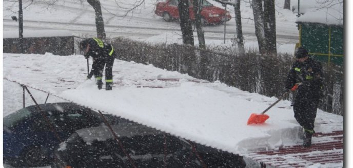 Zalegający na dachach śnieg poważnym zagrożeniem