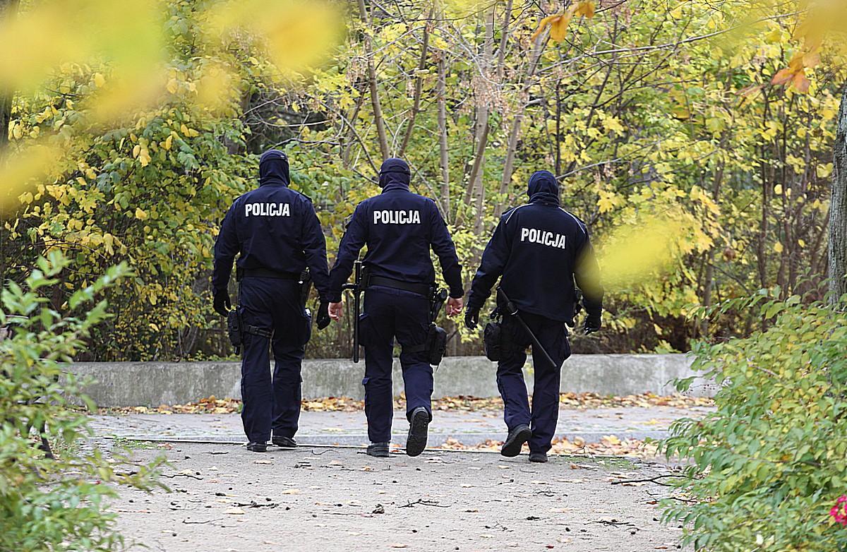 Olsztyn. Mężczyzna "miał zaczepiać bawiące się na podwórku dzieci". Trzymał w ręce telefon