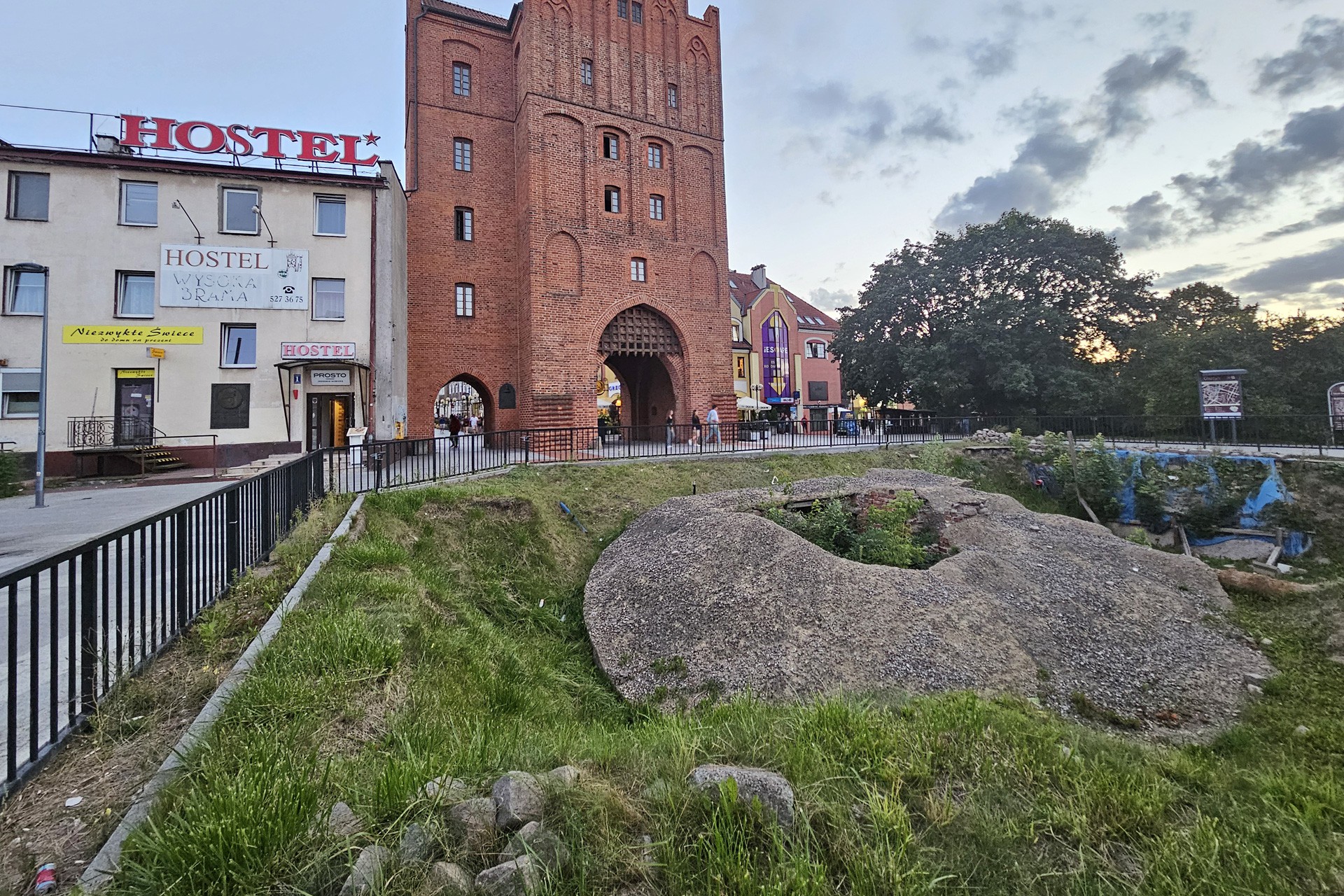 Koniec dziury przed Wysoką Bramą w Olsztynie. Ratusz otrzymał 2,4 mln zł na rewitalizację