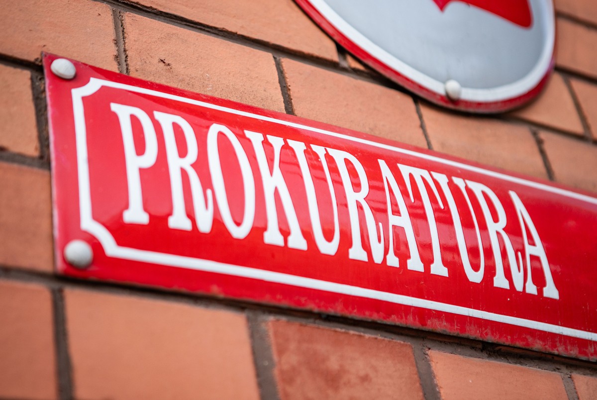 Nieoczekiwany wystrzał w komendzie policji w Szczytnie. Chodzi o broń związaną z postrzeleniem 2-latki