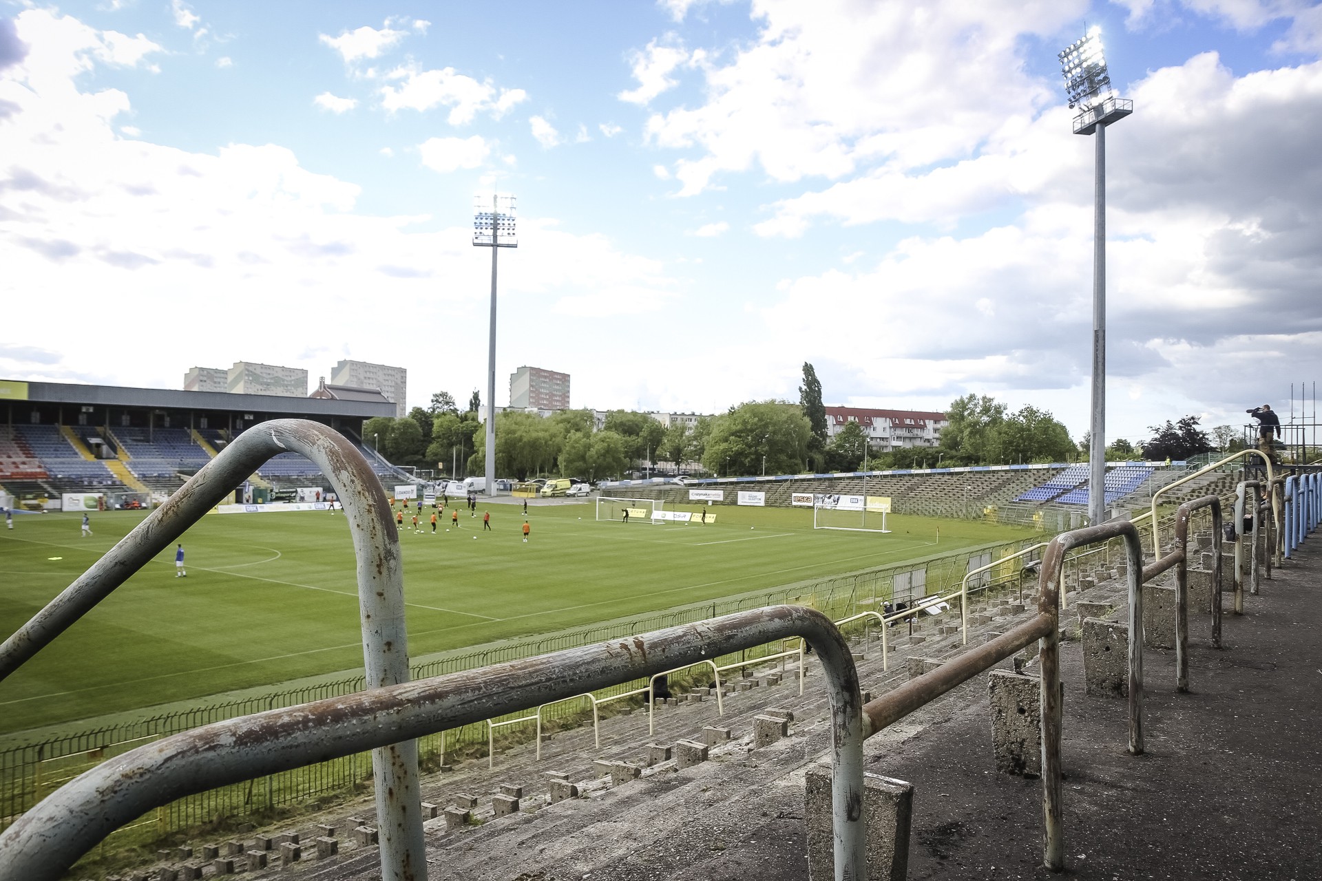 Prawie 10 mln zł i 10 miesięcy. Podpisano umowę na projekt przebudowy i rozbudowy stadionu miejskiego
